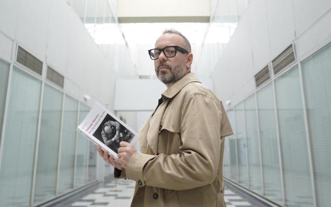 Antonio Maestre, posando con un ejemplar de su último libro, 'Me crie como un fascista'.