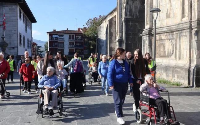 Jóvenes paseando junto a personas mayores.