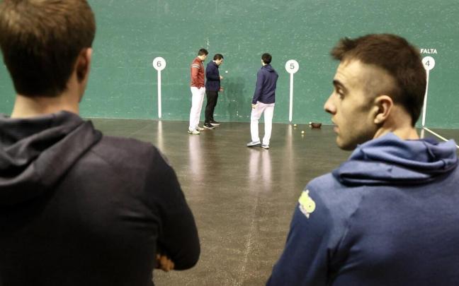 Jon Mariezkurrena y Jon Ander Peña observan con detenimiento a Jokin Altuna y Xabier Tolosa. Jon Mariezkurrena y Jon Ander Peña observan con detenimiento a Jokin Altuna y Xabier Tolosa.