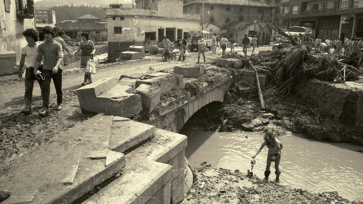 En Laudio la fuerza de las aguas arrasaron con puentes y carreteras.