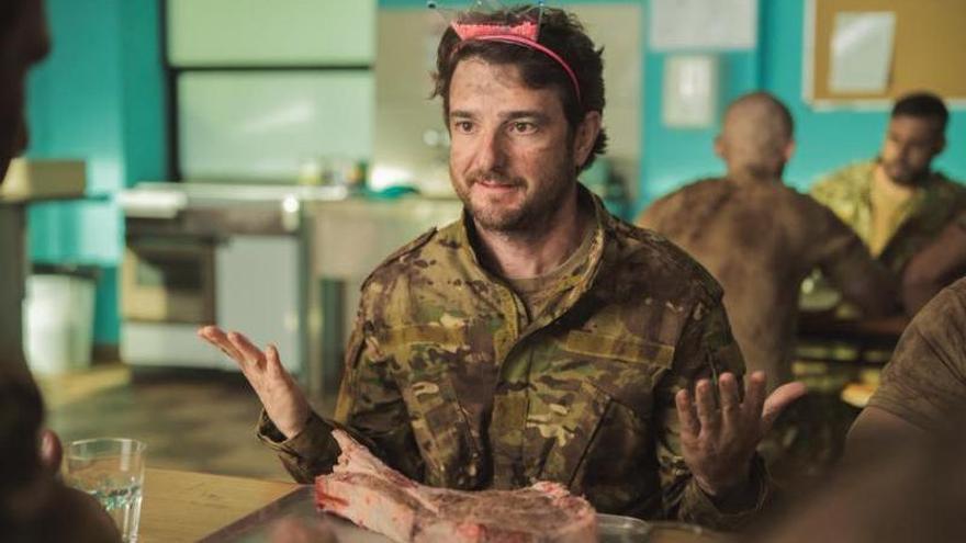 Gorka Otxoa vuelve a dar vida a Santi en la cuarta temporada de ‘Machos Alfa’.