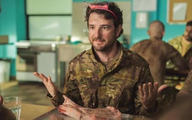 Gorka Otxoa vuelve a dar vida a Santi en la cuarta temporada de ‘Machos Alfa’.