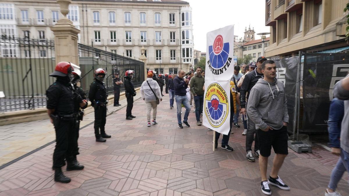 Agentes de la Ertzaintza en una manifestación frente al Parlamento Vasco