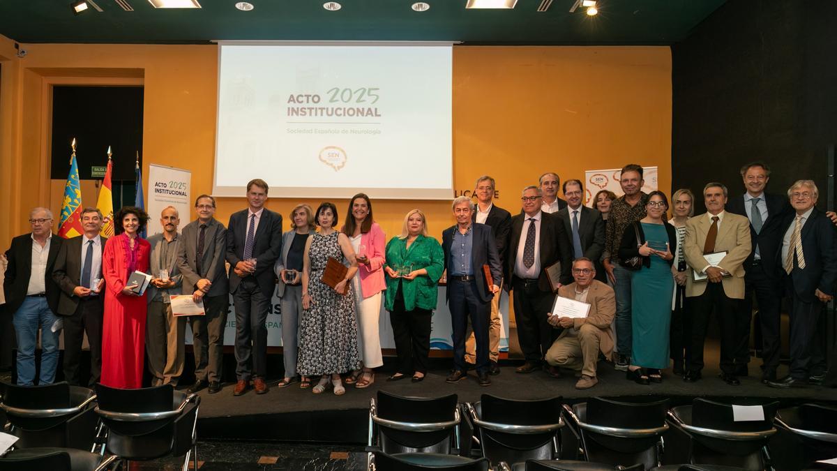 Los premiados por la SEN posan con el galardón tras el acto institucional