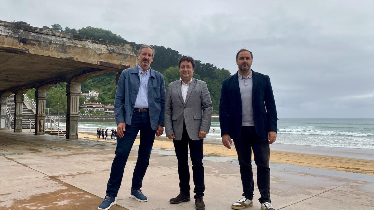 Adolfo Uriarte, director de Patrimonio Natural y Adaptación al Cambio Climático del Gobierno Vasco, Xabier Txurruka, alcalde de Zarautz, e Iban San Martín, concejal de Obras y Servicios de Zarautz