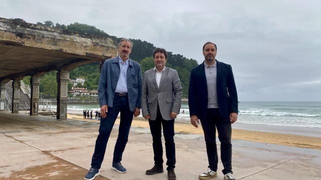 Adolfo Uriarte, director de Patrimonio Natural y Adaptación al Cambio Climático del Gobierno Vasco, Xabier Txurruka, alcalde de Zarautz, e Iban San Martín, concejal de Obras y Servicios de Zarautz