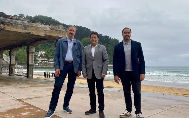 Adolfo Uriarte, director de Patrimonio Natural y Adaptación al Cambio Climático del Gobierno Vasco, Xabier Txurruka, alcalde de Zarautz, e Iban San Martín, concejal de Obras y Servicios de Zarautz