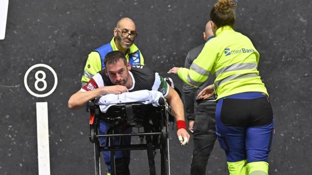 Imanol Ibáñez, en el momento en el que fue evacuado de la final de la Liga de Naciones.