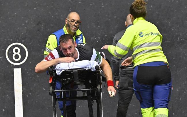 Imanol Ibáñez, en el momento en el que fue evacuado de la final de la Liga de Naciones.