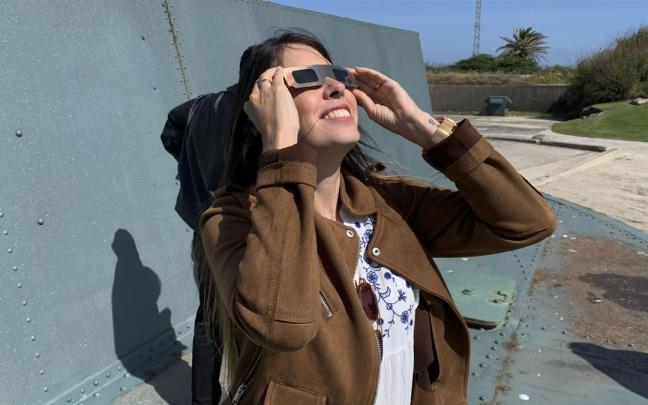 La observación del eclipse debe realizarse con unas gafas homologadas para evitar daños oculares.
