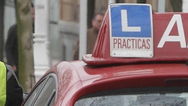 El distintivo de un coche de autoescuela. / Zigor Alkorta El distintivo de un coche de autoescuela.
