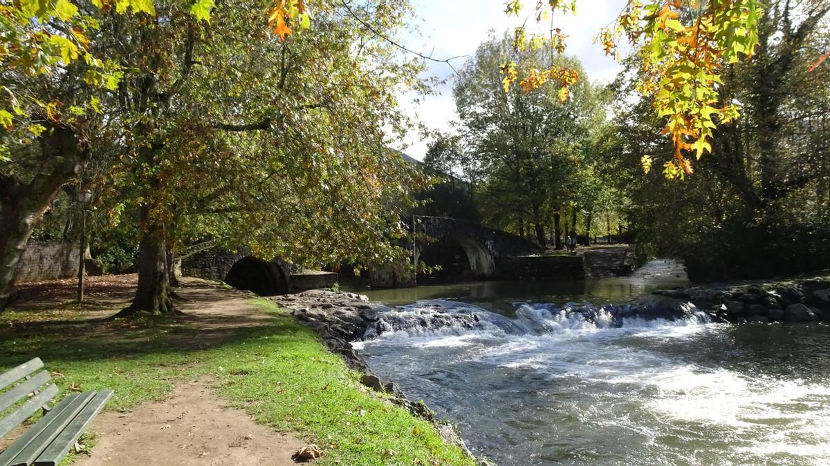 El Puente Romano, que no es de origen romano, de Azkain cruza el Urdazuri para llevar al viajero hacia el interior de la localidad.