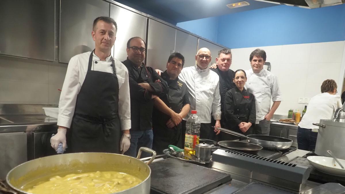 Los chefs encargados de preparar la degustación de platos del Debabarrena Gourmet, en la cocina de la sociedad de Idotorbe-San Pedro en Elgoibar