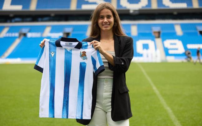 Nahia Aparicio, en Anoeta, con la camiseta que lucirá la próxima temporada en el primer equipo. / REAL SOCIEDAD