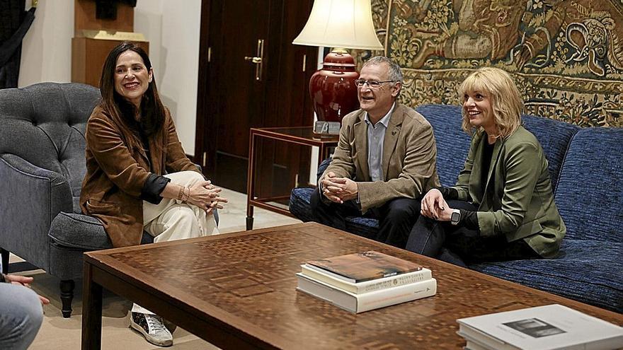La presidenta del Parlamento Vasco, Bakartxo Tejeria, junto al rector, Joxerramon Bengoetxea, y la vicerrectora Estitxu Garai.