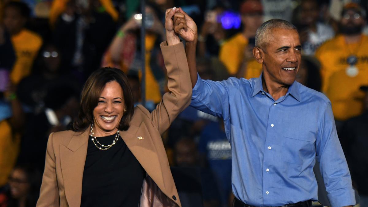 Kamala Harris junto a Barack Obama en el acto celebrado en Atlanta.