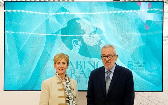 La presidenta de Sabino Arana Fundazioa, Arantxa Tapia, e Ignacio Etxeberria, secretario de la entidad.