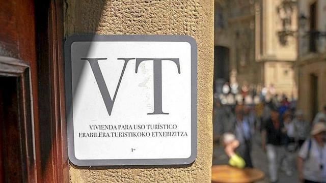 Placa que indica la existencia de una vivienda turística.