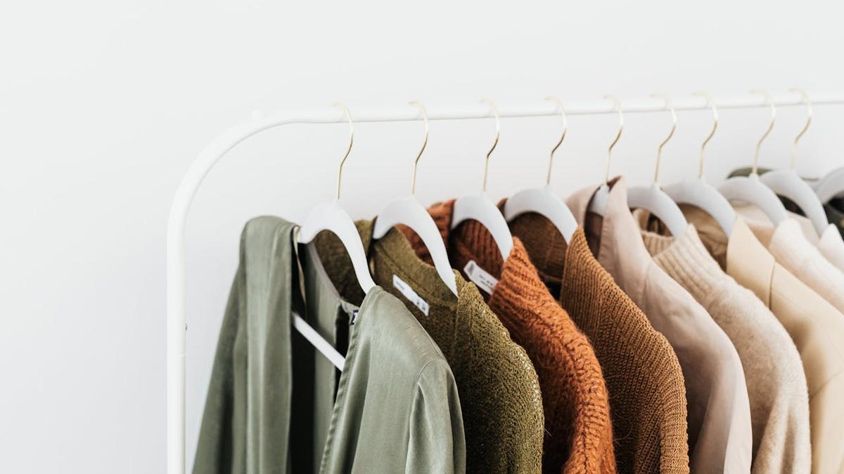 Un conjunto de ropa y perchas colgadas