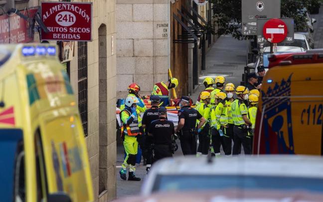 Agentes de Policía Nacional y trabajadores de emergencias en las inmediaciones dónde se ha derrumbado un edificio en obras.