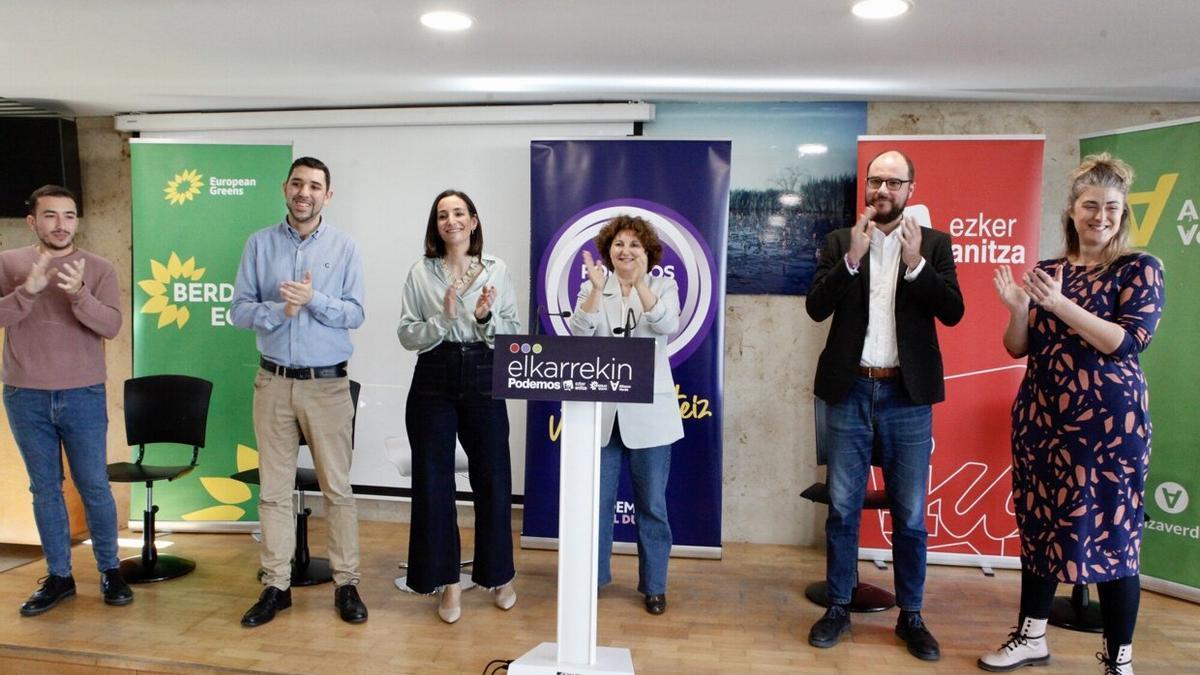 Pilar Garrido -en el centro-, junto a Garbiñe Ruiz y el resto de candidatos que encabezarán la candidatura al Ayuntamiento de Vitoria.