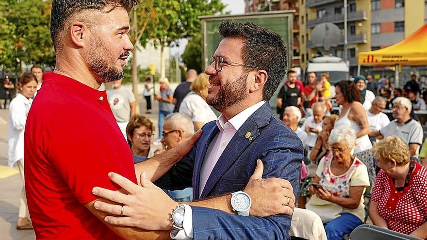 Gabriel Rufián y Pere Aragonès, saludándose ayer en un acto en Barcelona. | FOTO: EFE