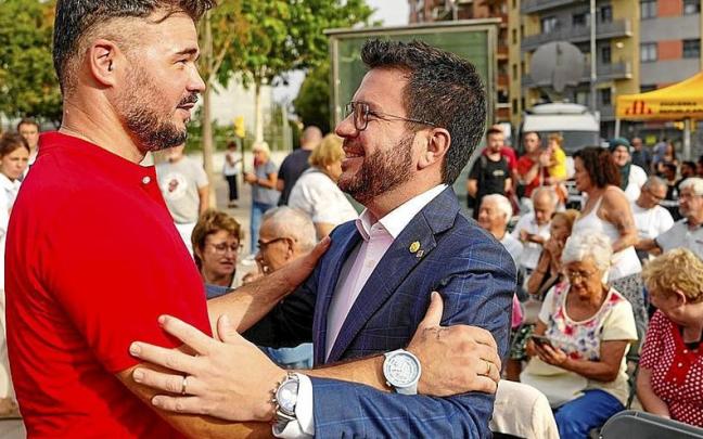 Gabriel Rufián y Pere Aragonès, saludándose ayer en un acto en Barcelona. | FOTO: EFE