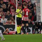 Iñigo Martínez conversa con Gil Manzano tras el choque entre Agirrezabala y Vivian.
