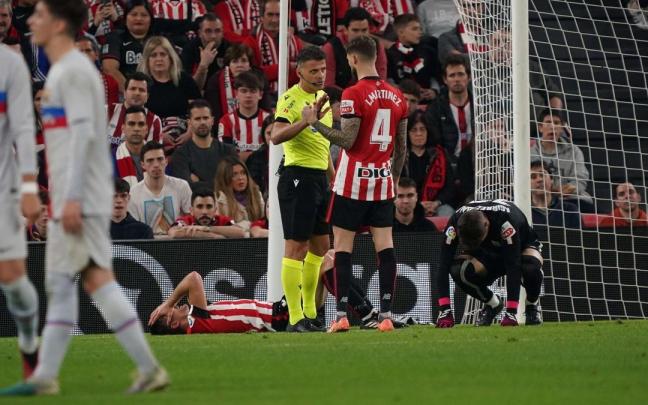 Iñigo Martínez conversa con Gil Manzano tras el choque entre Agirrezabala y Vivian. Iñigo Martínez conversa con Gil Manzano tras el choque entre Agirrezabala y Vivian.