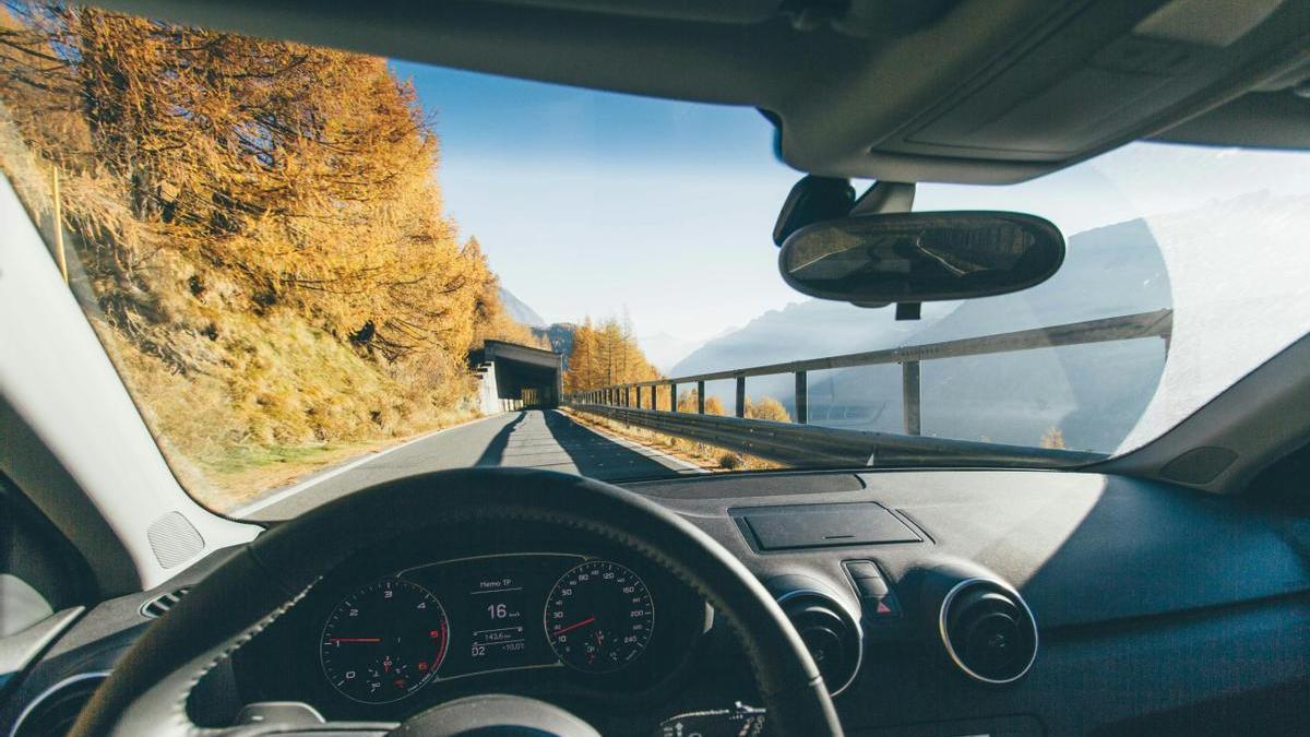 ¿Qué debes hacer para que no te multen si ves unas líneas amarillas en la carretera?