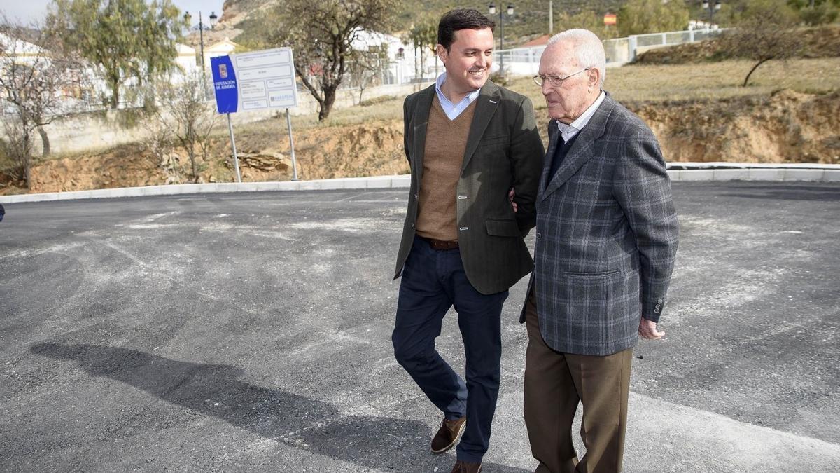 José Antonio Torres (PP), a la derecha, recuperará la alcaldía de Chercos a los 98 años.