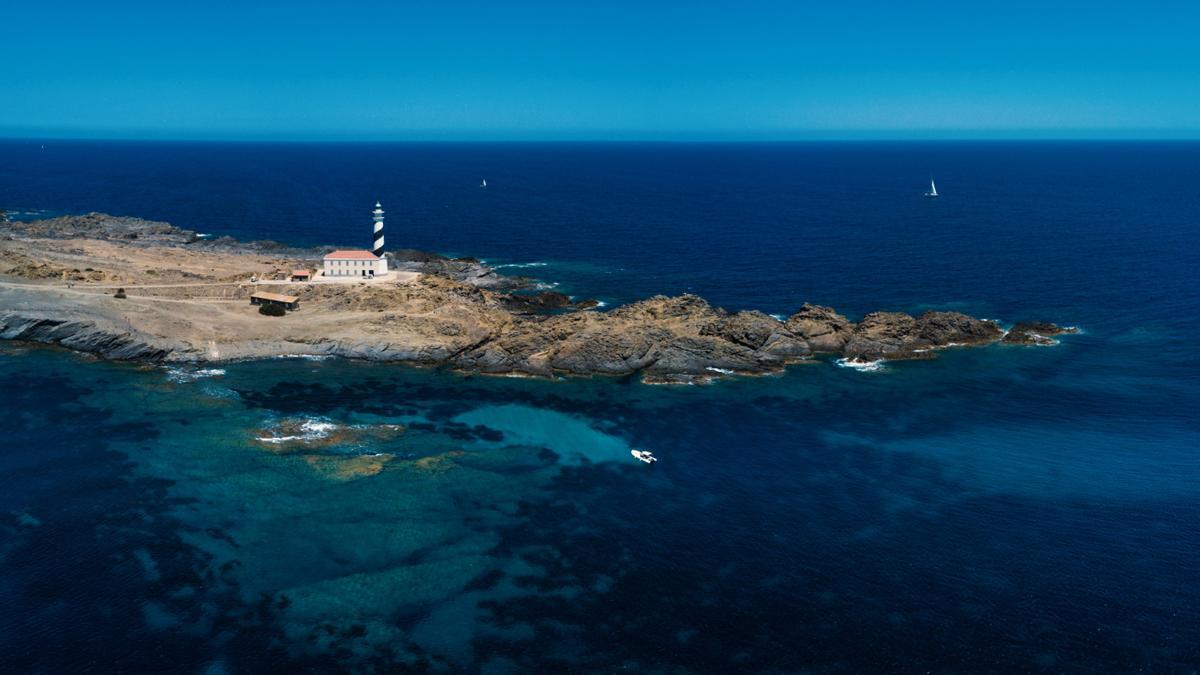 La illa d'Aire alberga el faro más alto de Menorca con sus 175 peldaños.