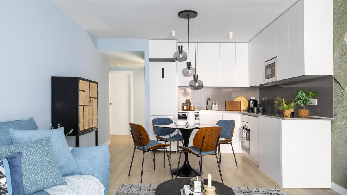 La cocina y zona de comer.