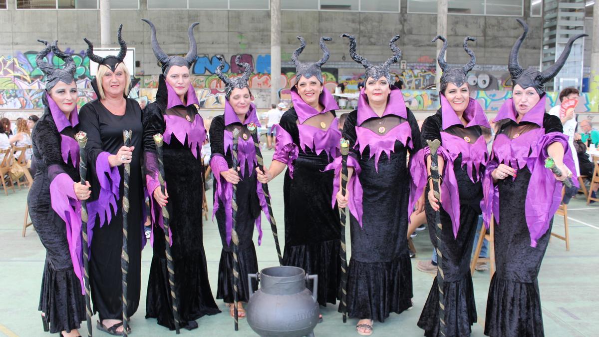 Un grupo de amigas disfrazadas durante la alubiada de la Cofradía de fiestas de Ugao