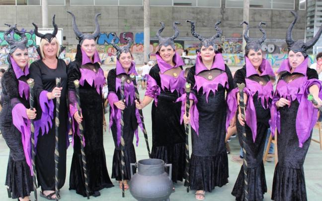 Un grupo de amigas disfrazadas durante la alubiada de la Cofradía de fiestas de Ugao