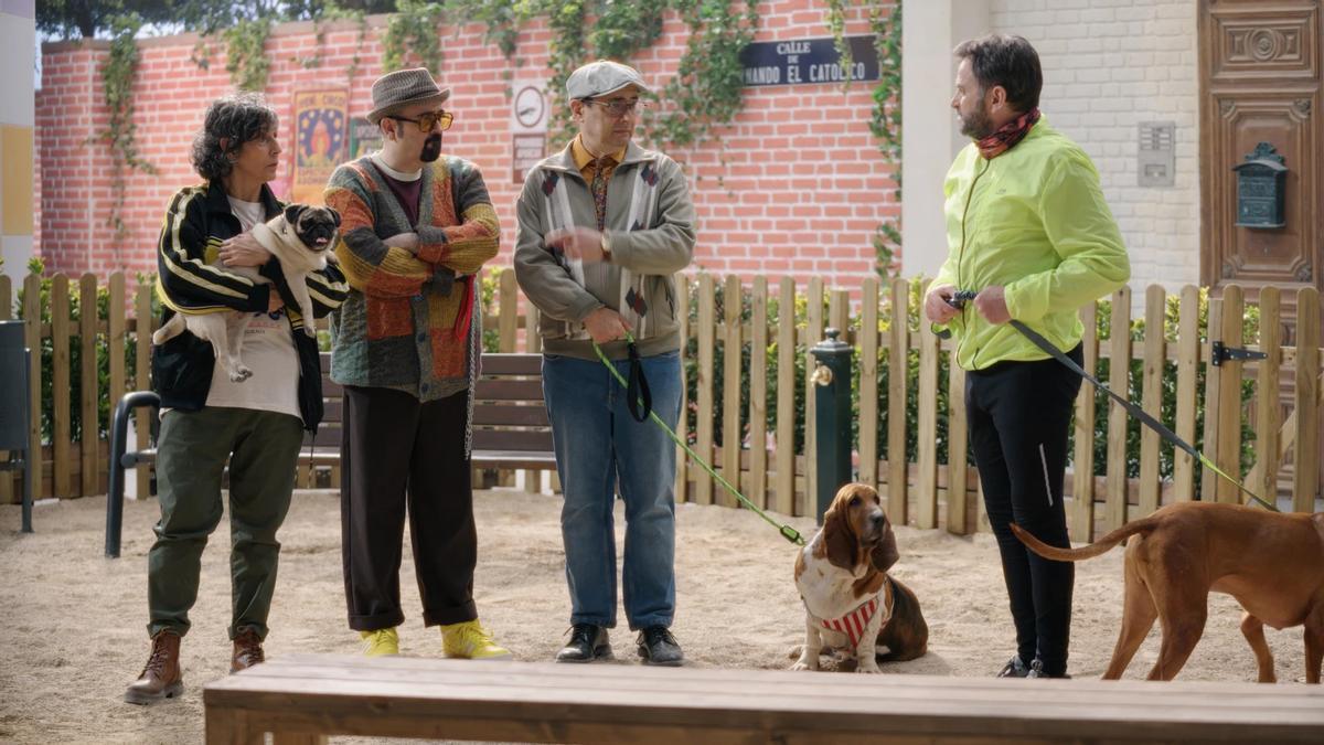 Elvira Mínguez, Carlos Areces, Jordi Sánchez y Fernando Tejero, en una escena de ‘Vida perra’