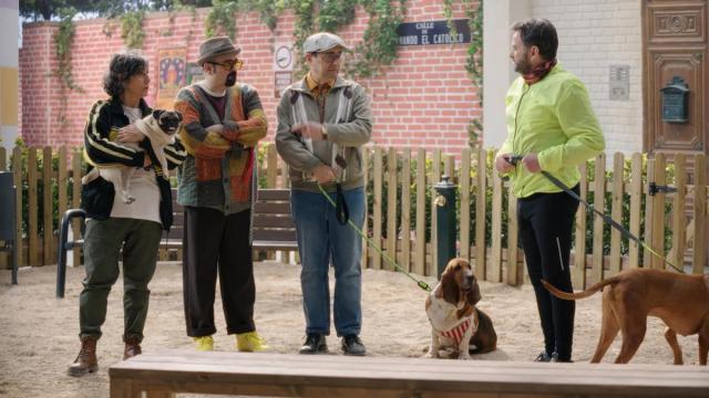 Elvira Mínguez, Carlos Areces, Jordi Sánchez y Fernando Tejero, en una escena de ‘Vida perra’