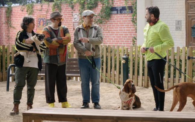 Elvira Mínguez, Carlos Areces, Jordi Sánchez y Fernando Tejero, en una escena de ‘Vida perra’