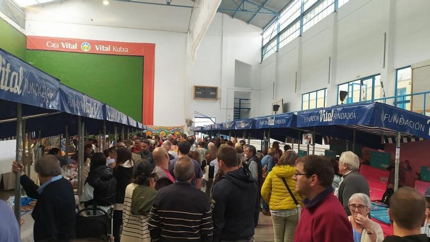 Puestos en una anterior edición de la feria de Urkabustaiz en Izarra