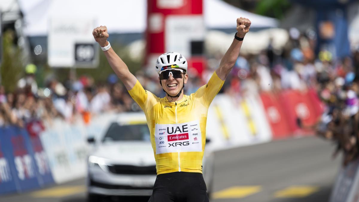 Tadej Pogacar celebra su tercera victoria de etapa en el Tour de Romandía.