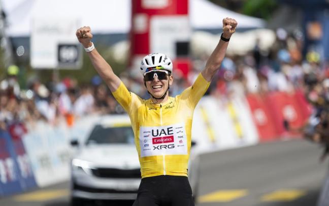 Tadej Pogacar celebra su tercera victoria de etapa en el Tour de Romandía.