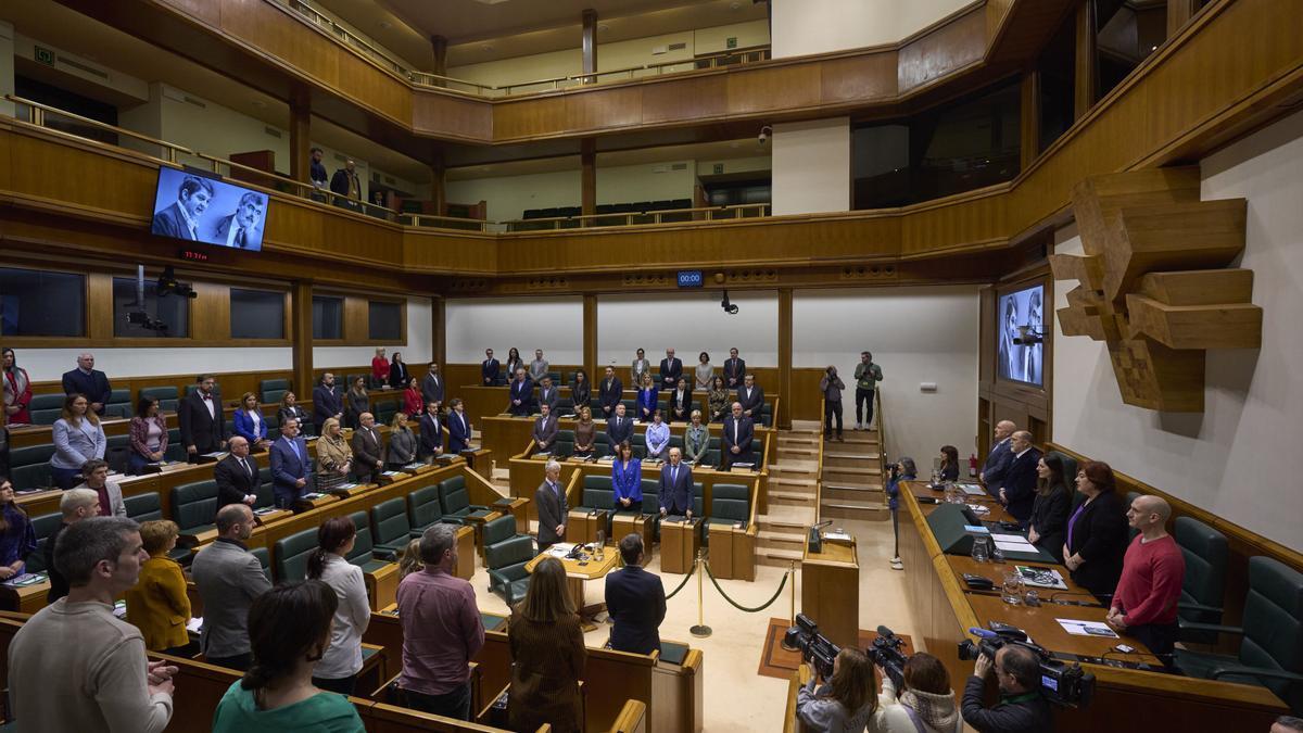 El Parlamento Vasco ha celebrado este jueves un minuto de silencio en recuerdo de los parlamentarios asesinados Enrique Casas y Fernando Buesa