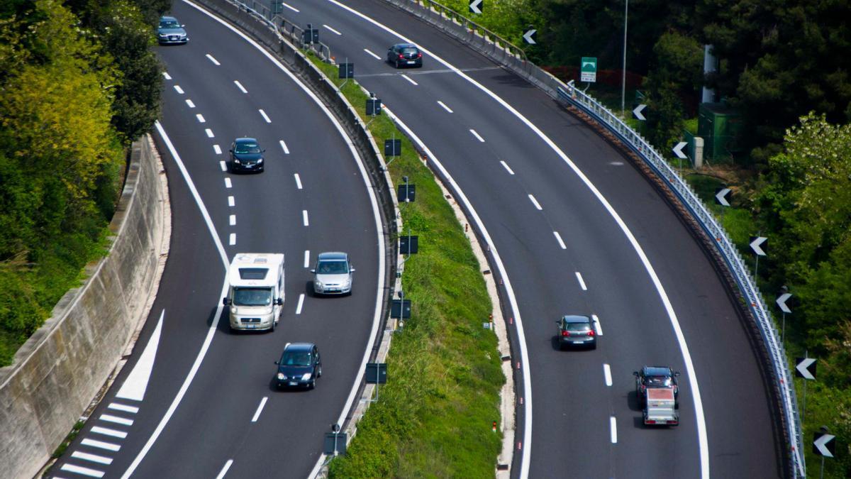 Coches circulando por una autopista.