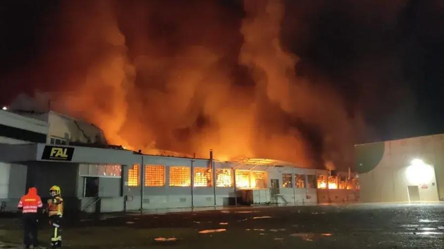Bomberos del CEIS Rioja y del Ayuntamiento de Logroño trabajan en el incendio de Calzados FAL en Arnedo.