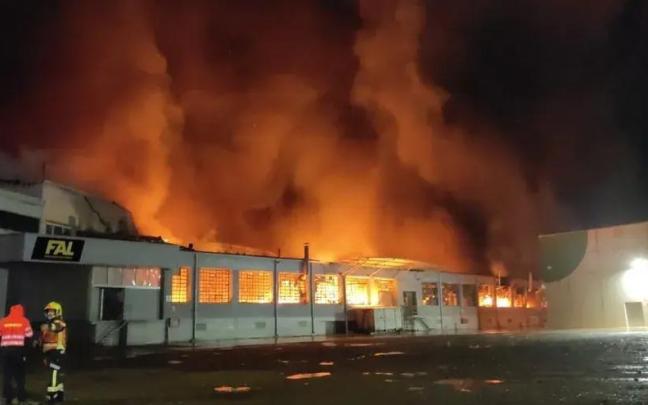Bomberos del CEIS Rioja y del Ayuntamiento de Logroño trabajan en el incendio de Calzados FAL en Arnedo. Bomberos del CEIS Rioja y del Ayuntamiento de Logroño trabajan en el incendio de Calzados FAL en Arnedo.
