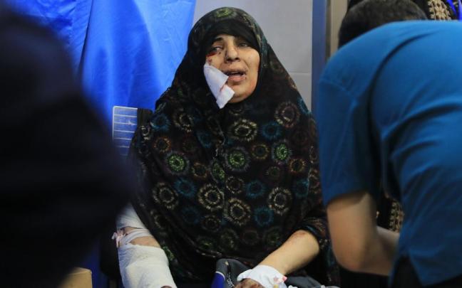 Una mujer herida por los bombardeos israelíes es tratada en un hospital en Ciudad de Gaza.