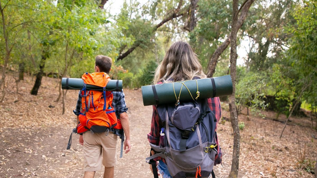 Dos personas hacen el Camino de Santiago.