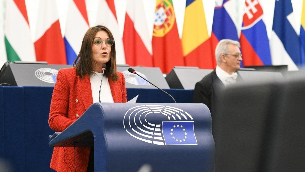 Oihane Agirregoitia, eurodiputada del PNV, en la tribuna de oradores del Parlamento Europeo.