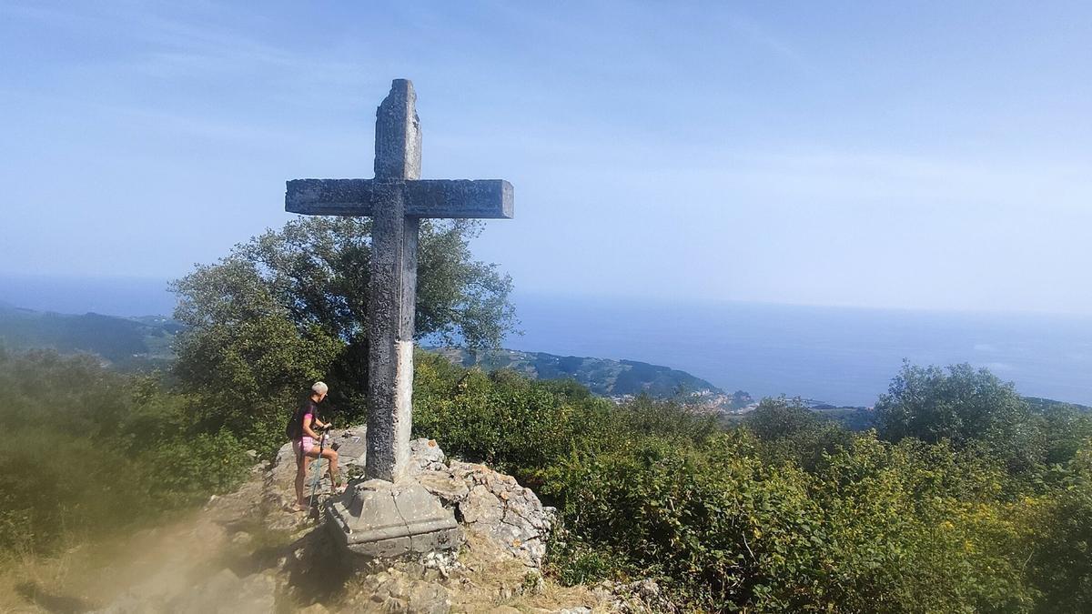 La cruz de Arno permite disfrutar de una privilegiada vista de la costa y la localidad de Mutriku.