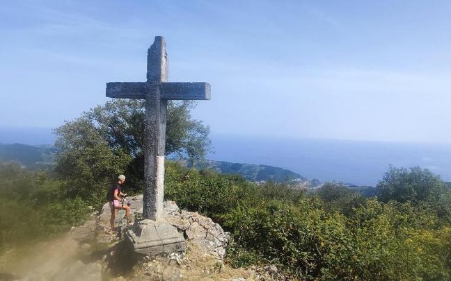 La cruz de Arno permite disfrutar de una privilegiada vista de la costa y la localidad de Mutriku.